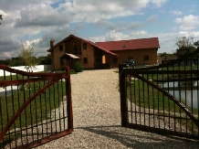 Casa dintre lacuri - accommodation in  North Oltenia (03)