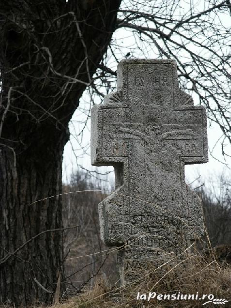 Pensiunea Hanul de Piatra - cazare Valea Buzaului (Activitati si imprejurimi)