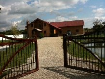Casa dintre lacuri - cazare Nordul Olteniei (03)